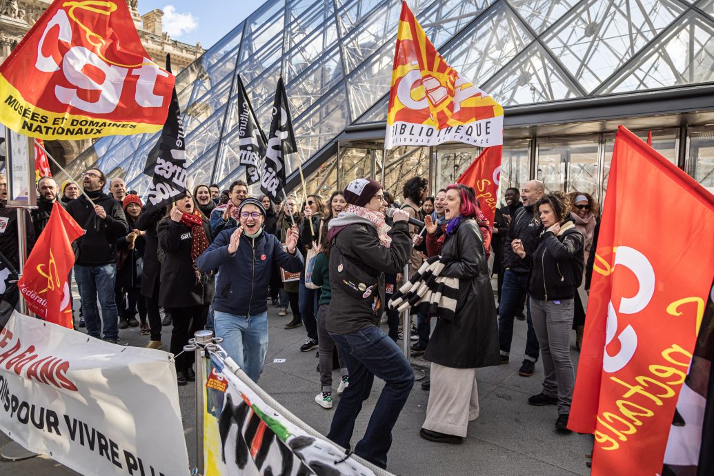 法国新一轮大罢工前夕 示威者堵大门致罗浮宫关闭