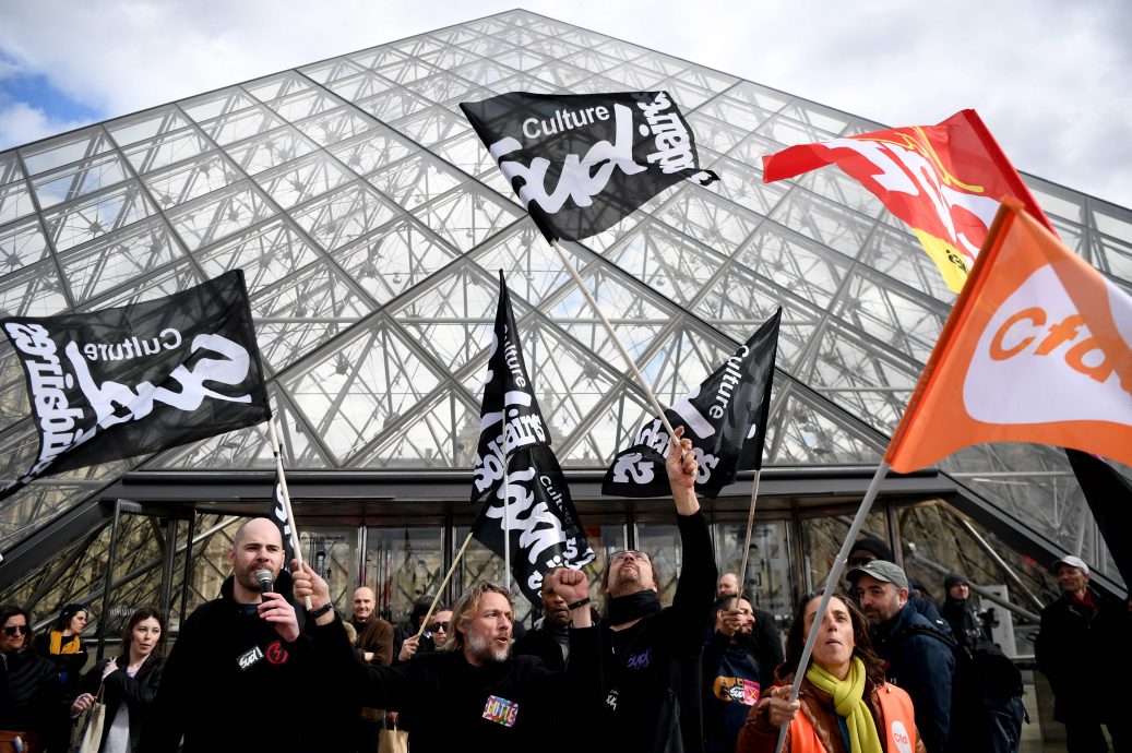 法国新一轮大罢工前夕 示威者堵大门致罗浮宫关闭
