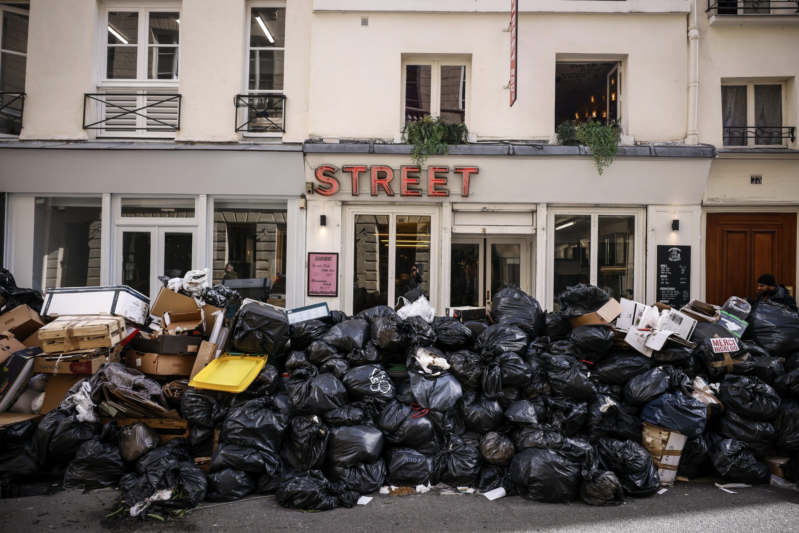 看世界两图)法国年金改革清洁员也罢工！巴黎街头飘腐臭味堆逾7000吨垃圾