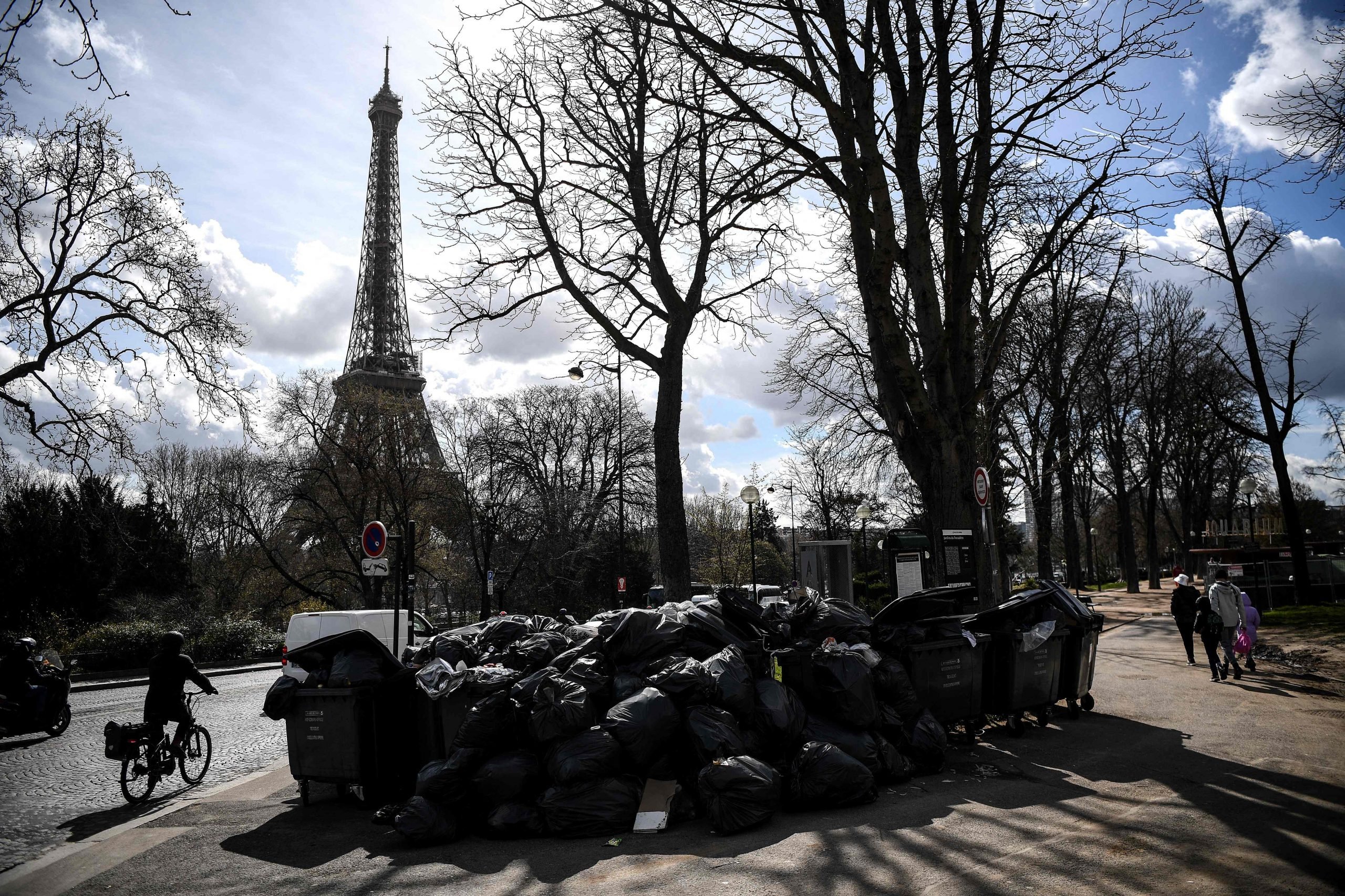 看世界两图)法国年金改革清洁员也罢工！巴黎街头飘腐臭味堆逾7000吨垃圾