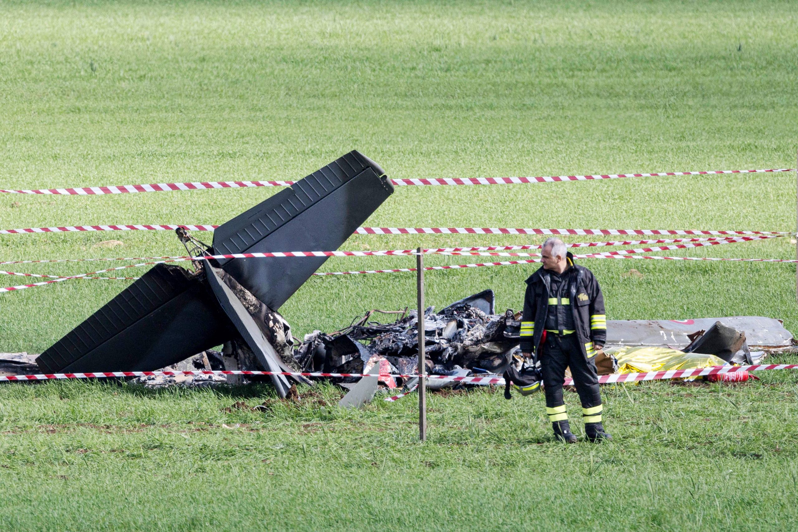 看世界)意大利军机坠机！2教练机空中相撞 2飞行员丧命
