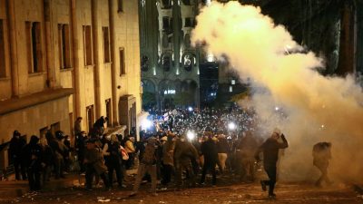 格鲁吉亚示威者连续两日包围国会  执政党撤回代理人法案