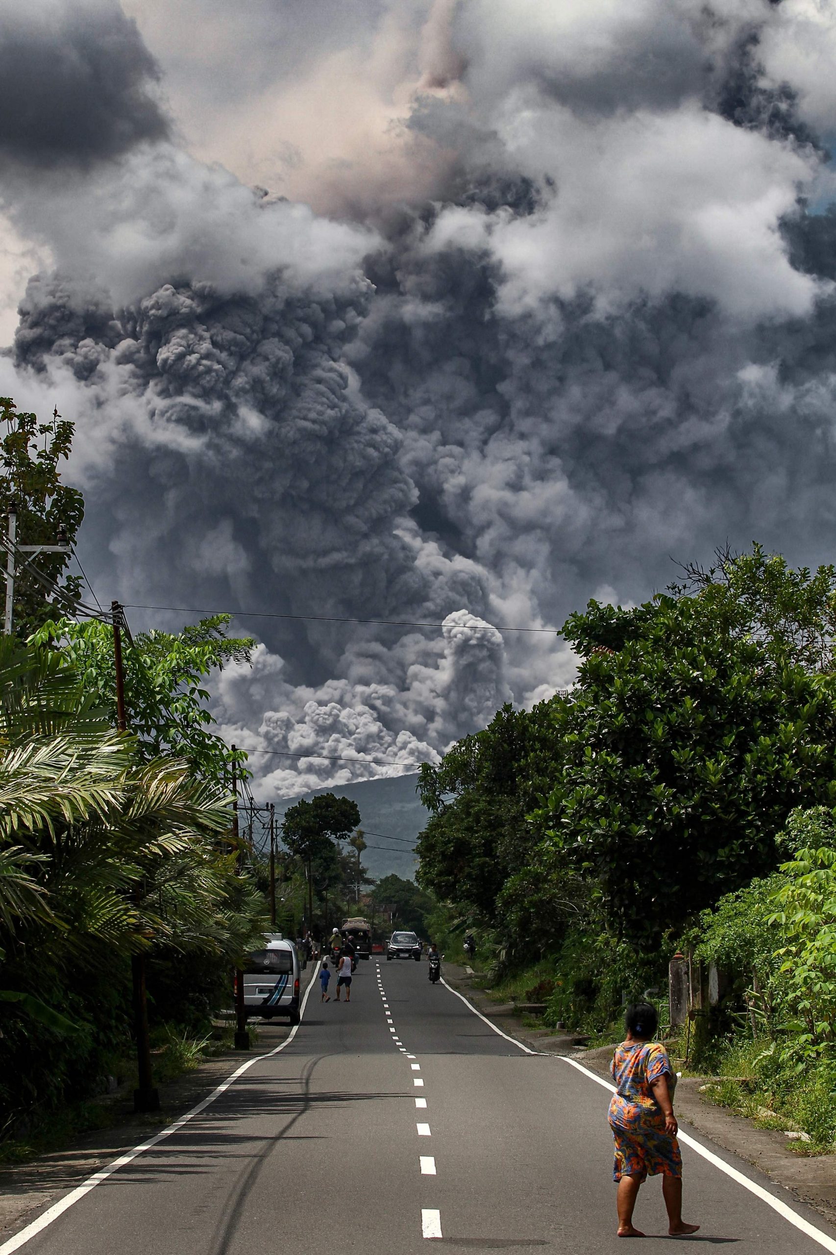 看世界／印尼默拉皮火山爆发！火山云高达7公里 可观测到熔岩流