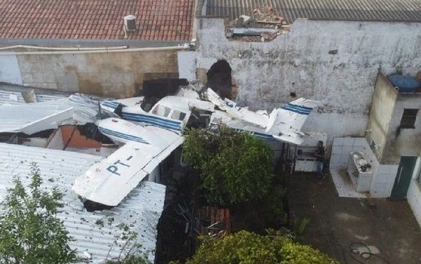 看世界／小飞机突然坠落撞民宅　2兄弟死亡4人重伤抢救中