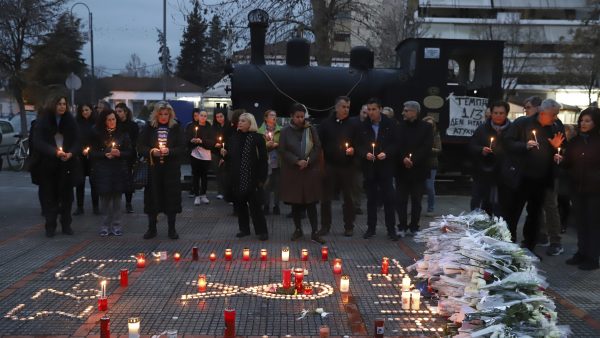 希腊火车相撞增至57死  站长被控疏忽致死