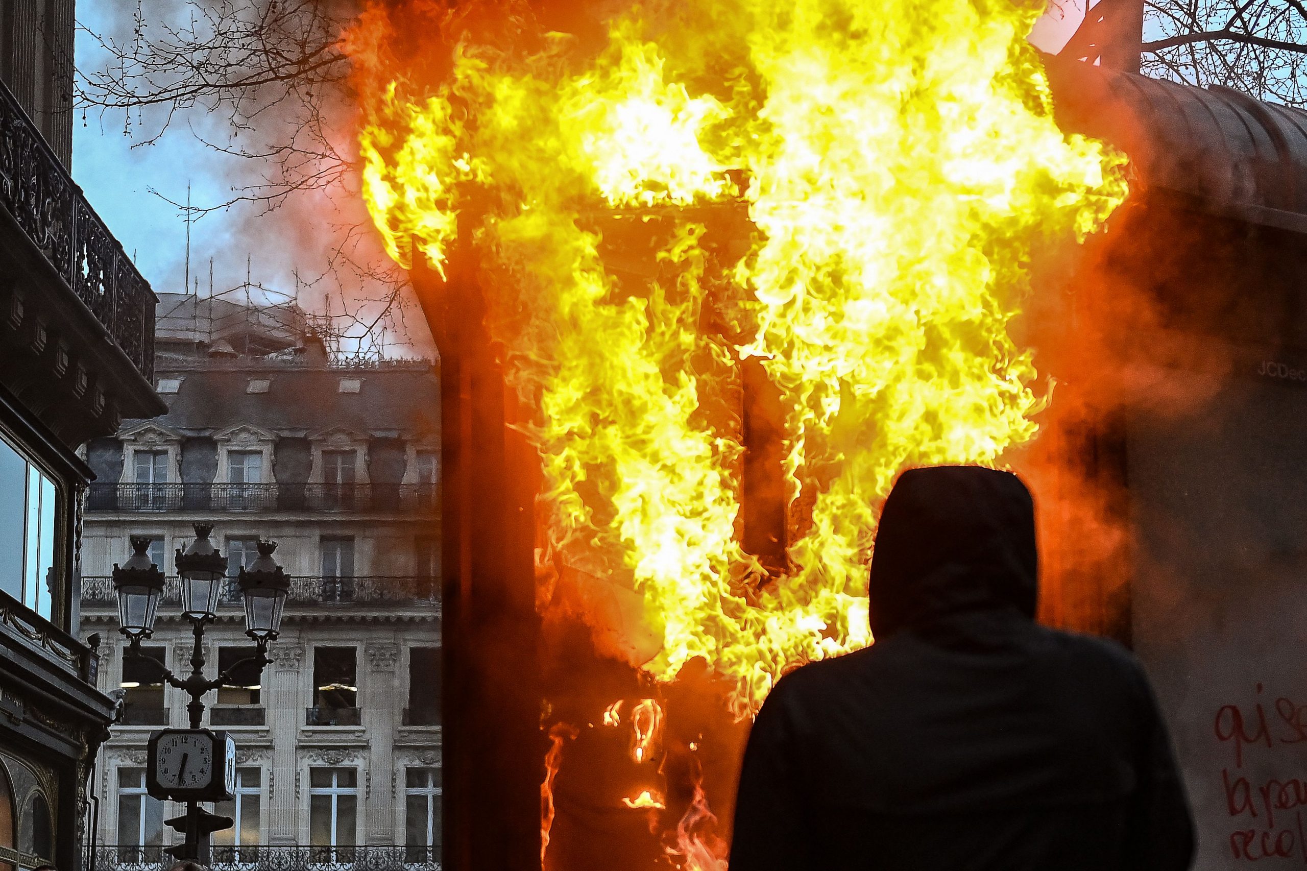 看世界／法国强推年改百万人怒上街头 波尔多市政厅遭火烧