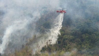 泰国考兰山区山火延烧  政府派直升机灭火