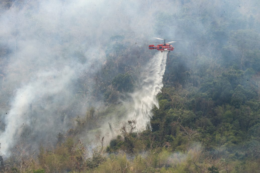 看世界／泰国中部一府山火难灭，政府将派直升机协助灭火