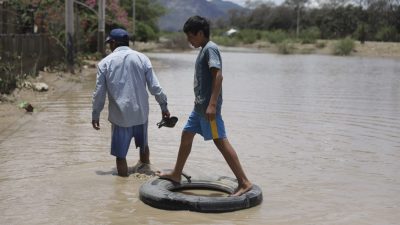 秘鲁北部暴雨成灾 400区进入紧急状态
