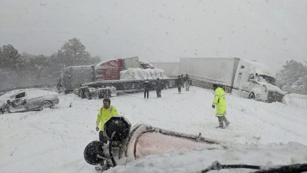 美冬季风暴酿13死 近百万户停电　南加州居民滞留物资救援受阻