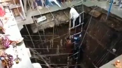 视频 | 神庙地板坍塌 信徒坠井13死