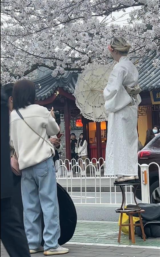 穿和服南京樱花树下拍照惹议 “不尊重历史”还是“穿衣自由？”