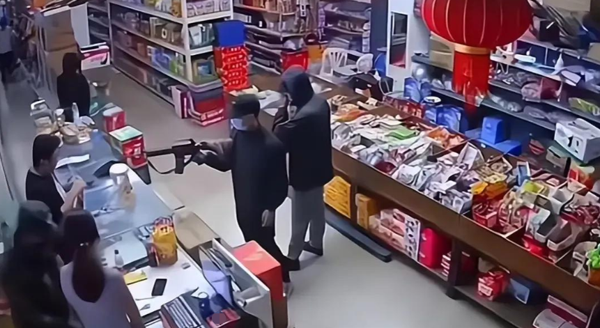 缅甸歹徒持枪闯华人商店　一度绑走女店员