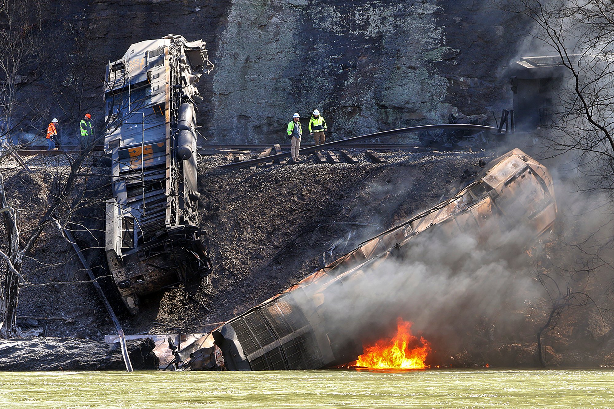 美国一列火车在西弗撞巨石脱轨著火 3名工作人员受伤