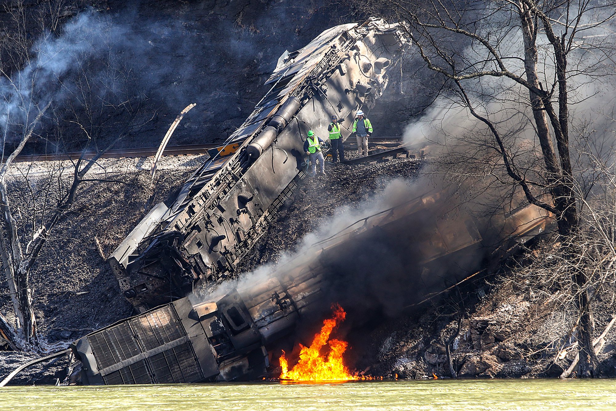 美国一列火车在西弗撞巨石脱轨著火 3名工作人员受伤