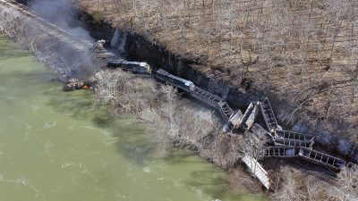 美国火车撞巨石脱轨著火  3名工作人员受伤