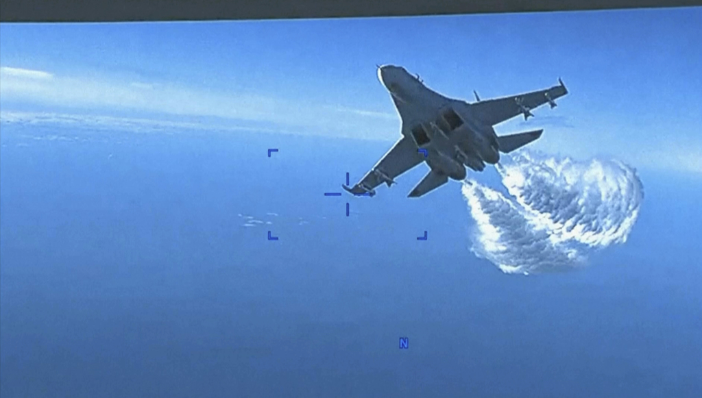 美释出42秒影片 俄军机逼近无人机泄油画面曝光