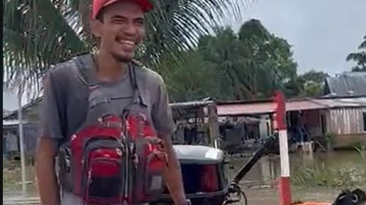 视频 | 又一个人拉著小船来救灾！灾民感激Viva哥自掏腰包 不求回报