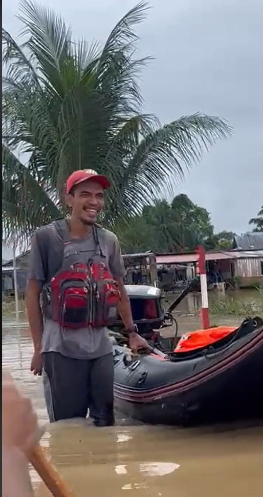 视频 | 又一个人拉著小船来救灾！灾民感激Viva哥自掏腰包 不求回报