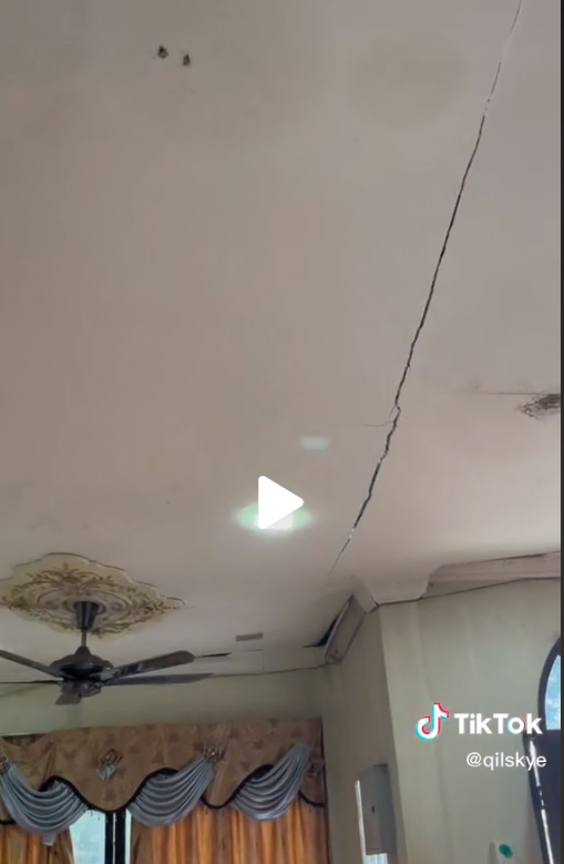 视频|一家人原在客厅休息 天花板轰然塌下好吓人