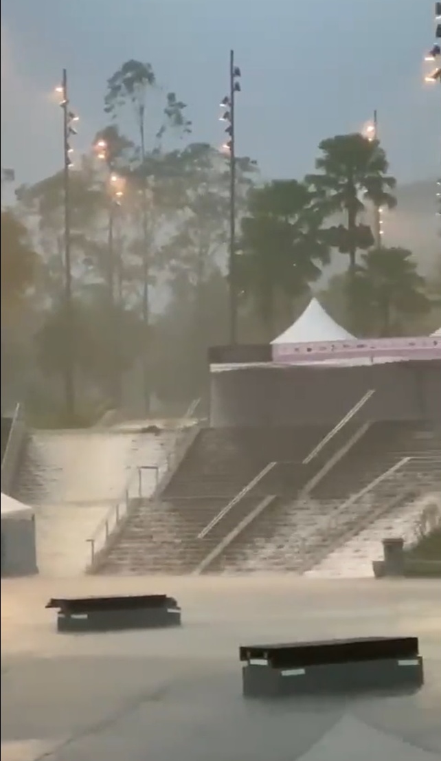 视频|连日多雨体育场淹水 Blackpink粉：演唱会场地安全吗?