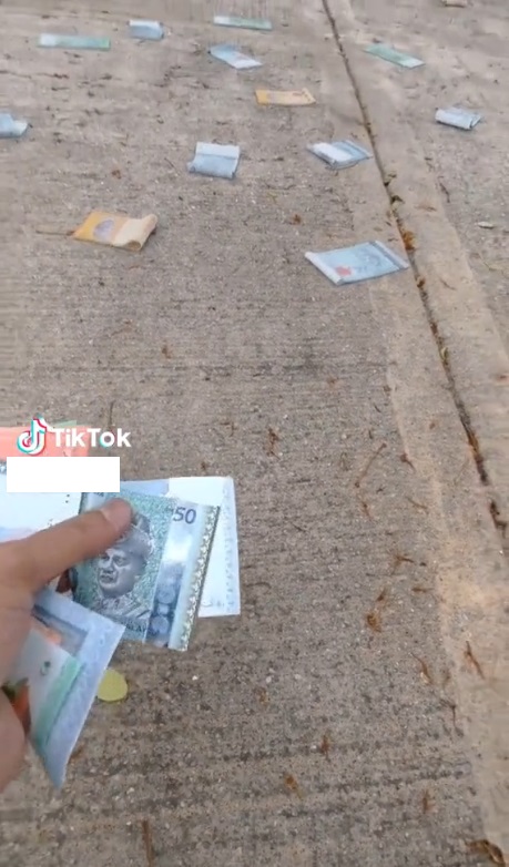 视频|钞票“从天而降”  网：不如捐给有需要的人