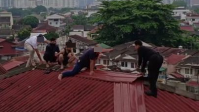 警突击贩毒团伙 19人爬屋顶逃脱下不来
