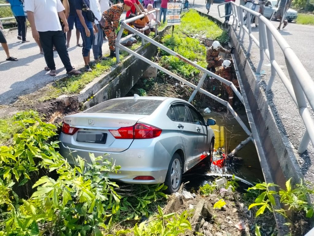轿车与摩托车发生车祸 撞脱栏杆坠入大沟渠