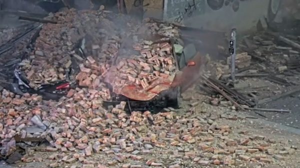 视频 | 轿车逃追捕撞公寓楼  二楼垮塌砖块埋车
