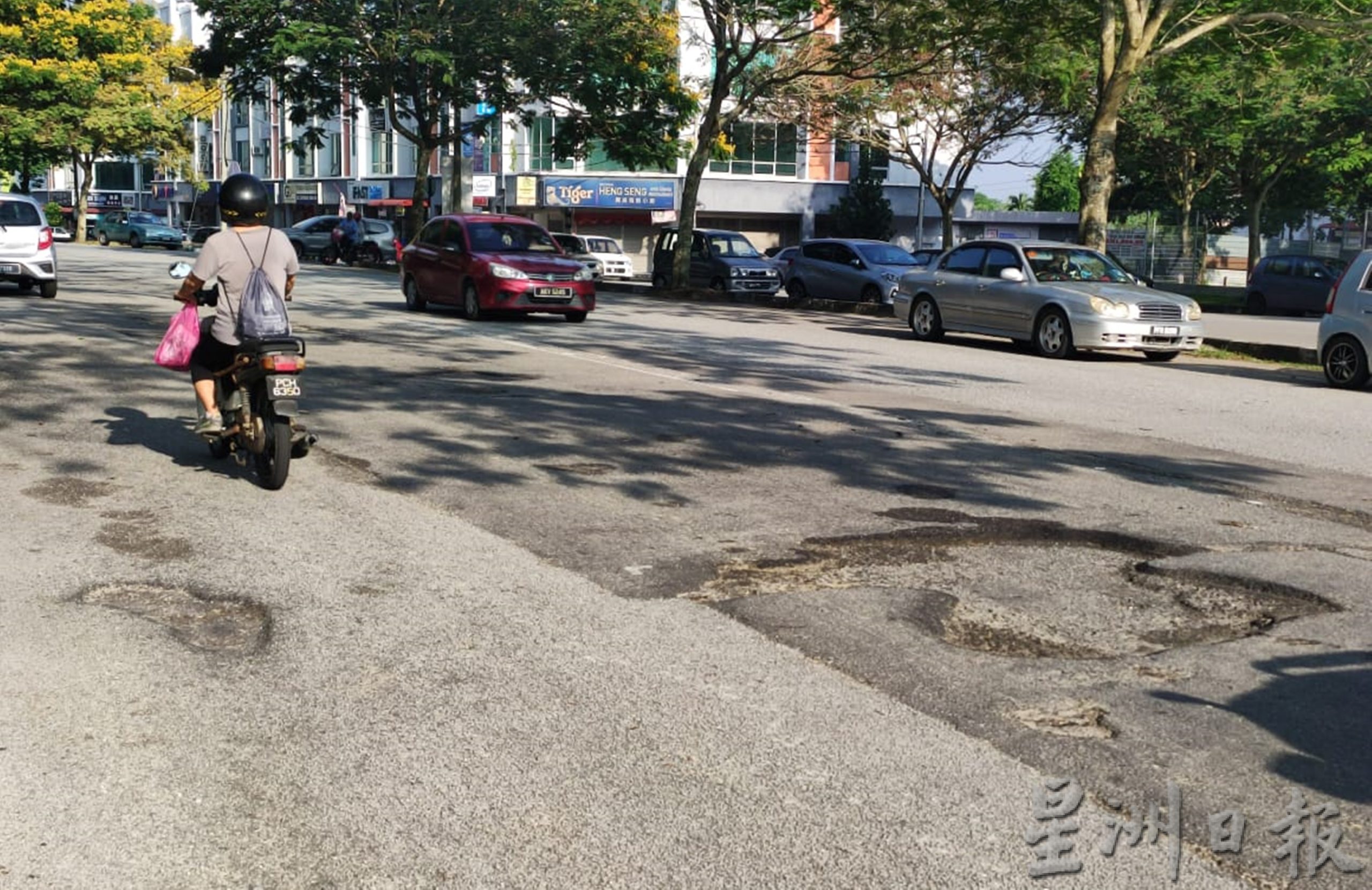 都拜临时大巴刹旁道路 破洞处处危及驾驶者