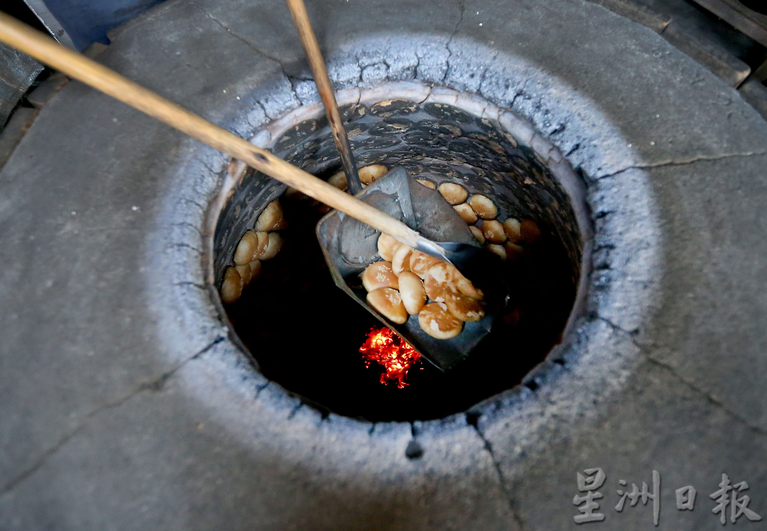 霹：8日见报／封底主文／《它的诞生》手工窑烧香饼皮酥有层次感