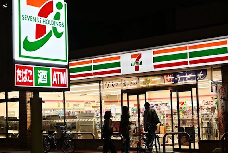 面对生活成本危机 日本便利店提供低价商品刺激消费