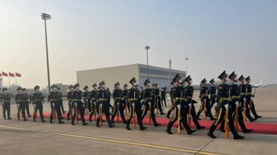 首相访华 | 首相抵达北京机场 中国派解放军仪仗队迎接安华