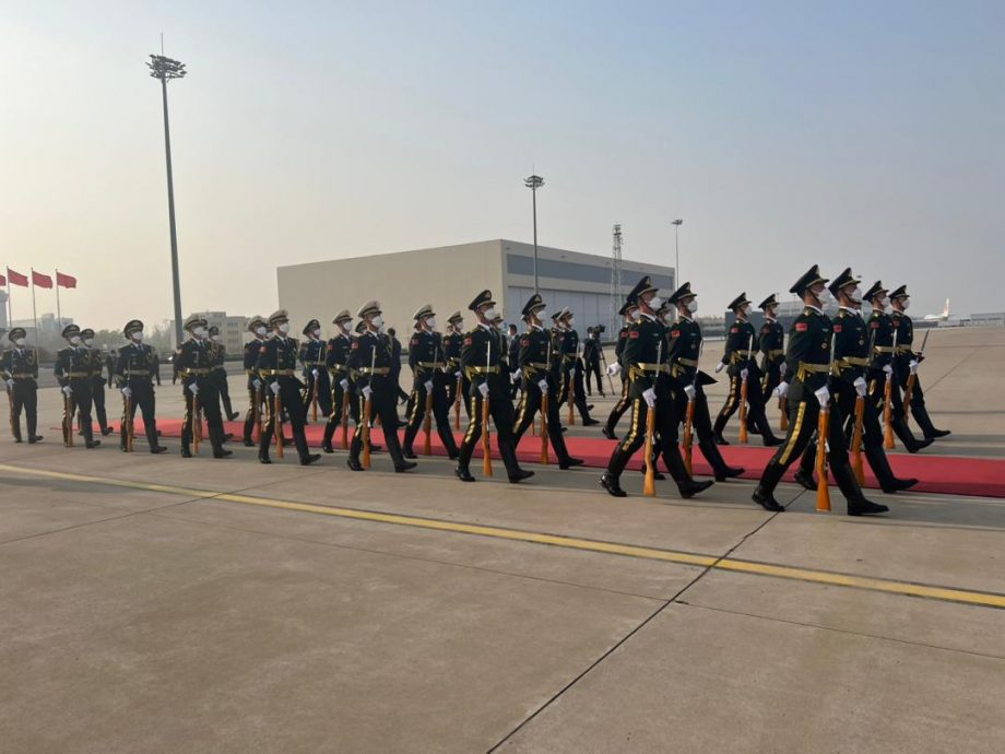 首相抵达北京机场 中国派解放军仪仗队迎接安华