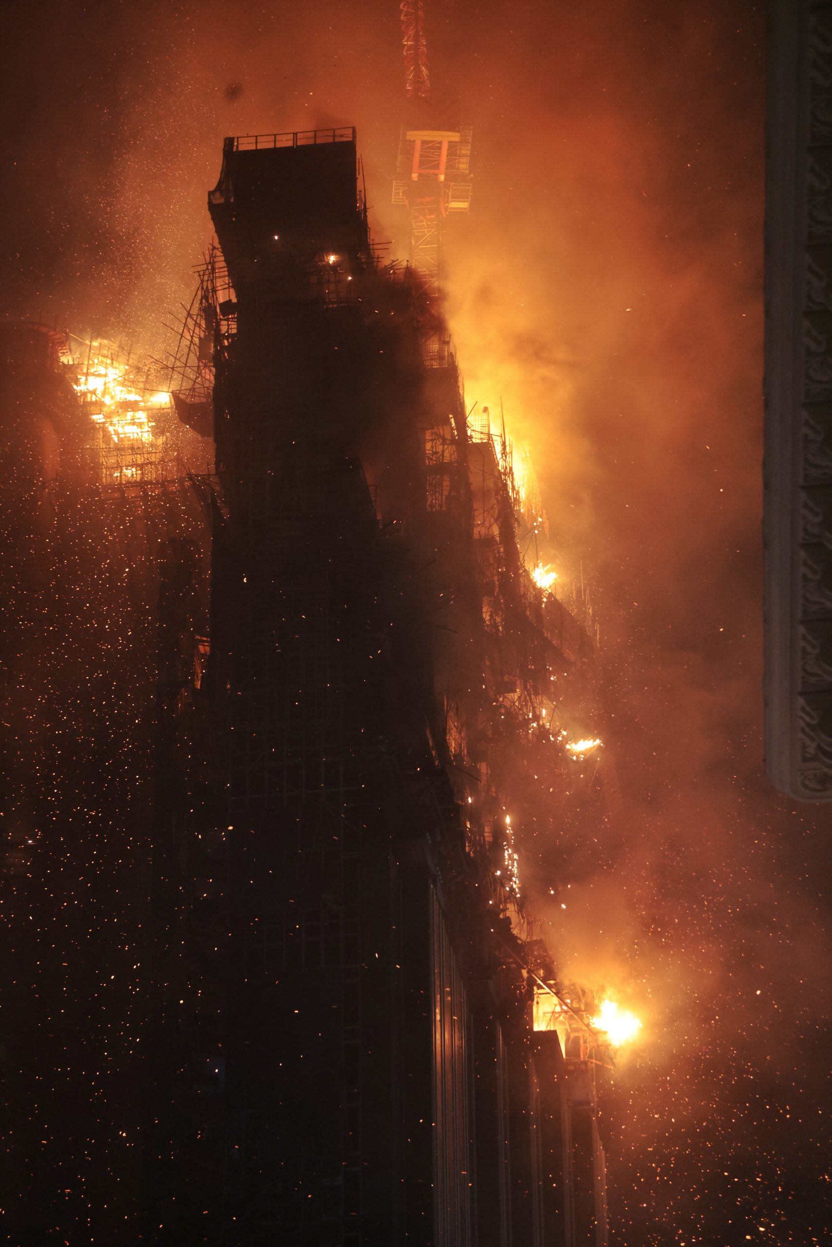    香港尖沙咀42楼大厦深夜恶火已2伤 火势延烧6大楼 波及喜来登
