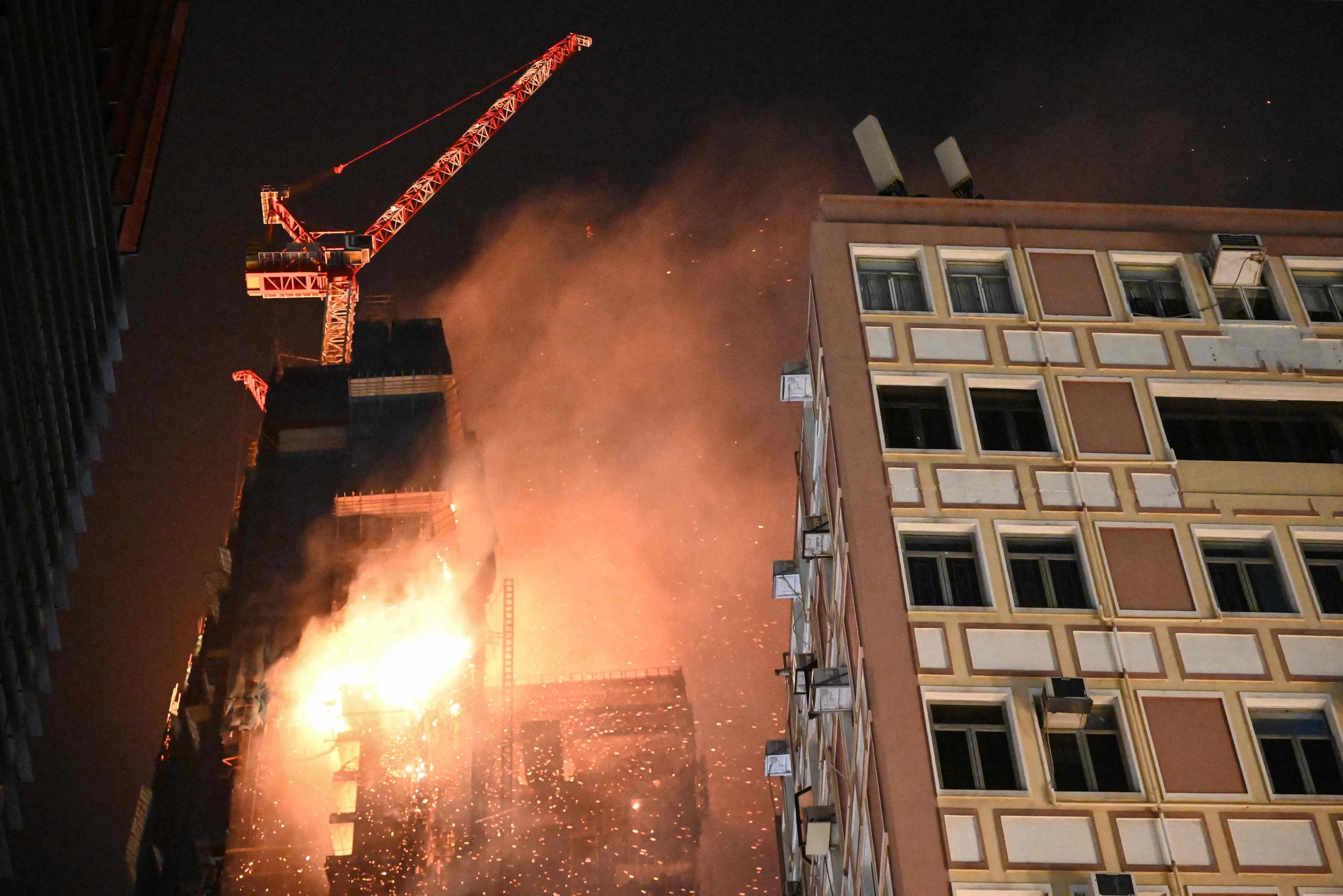    香港尖沙咀42楼大厦深夜恶火已2伤 火势延烧6大楼 波及喜来登