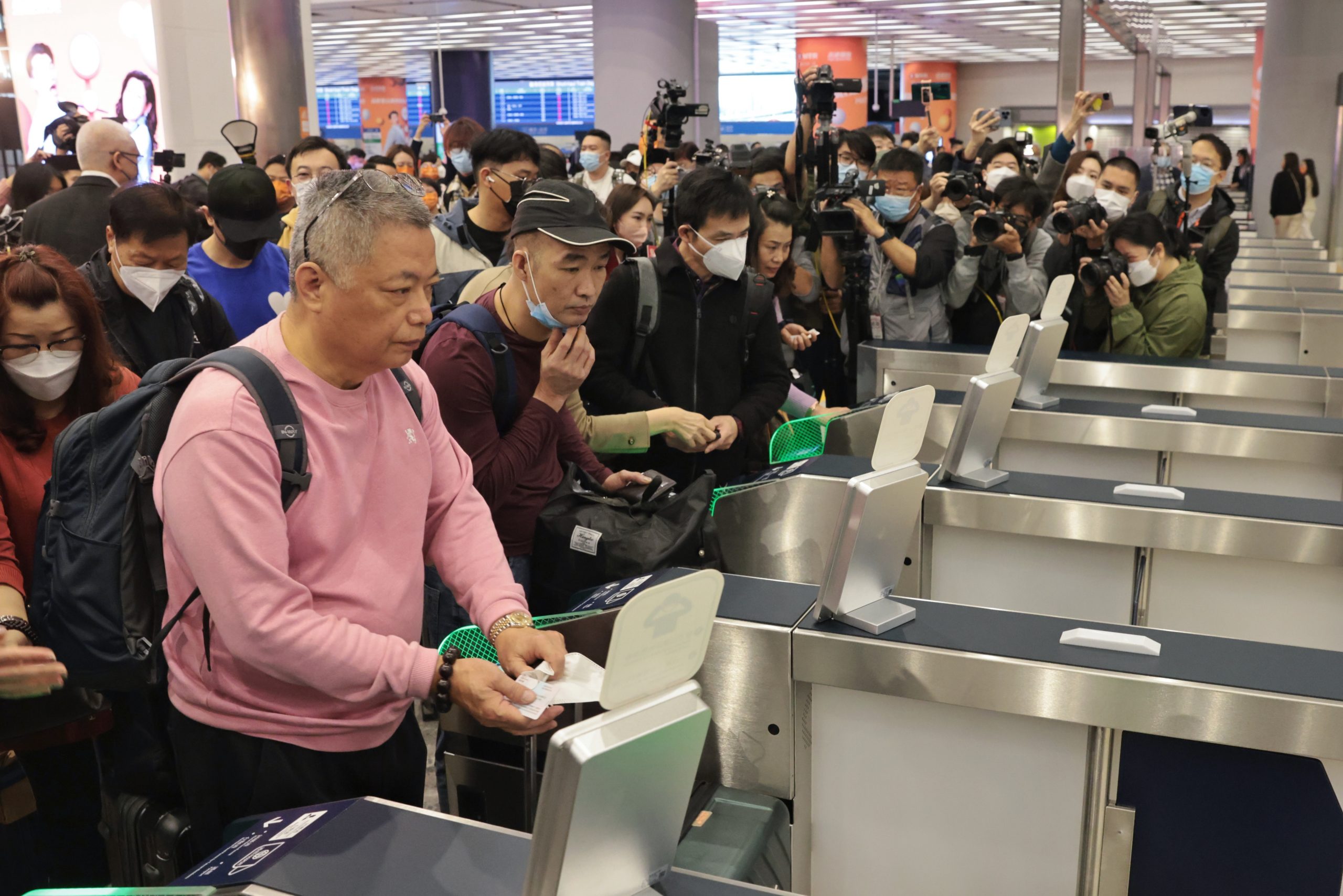 高铁香港段11日起分阶段恢复长途服务