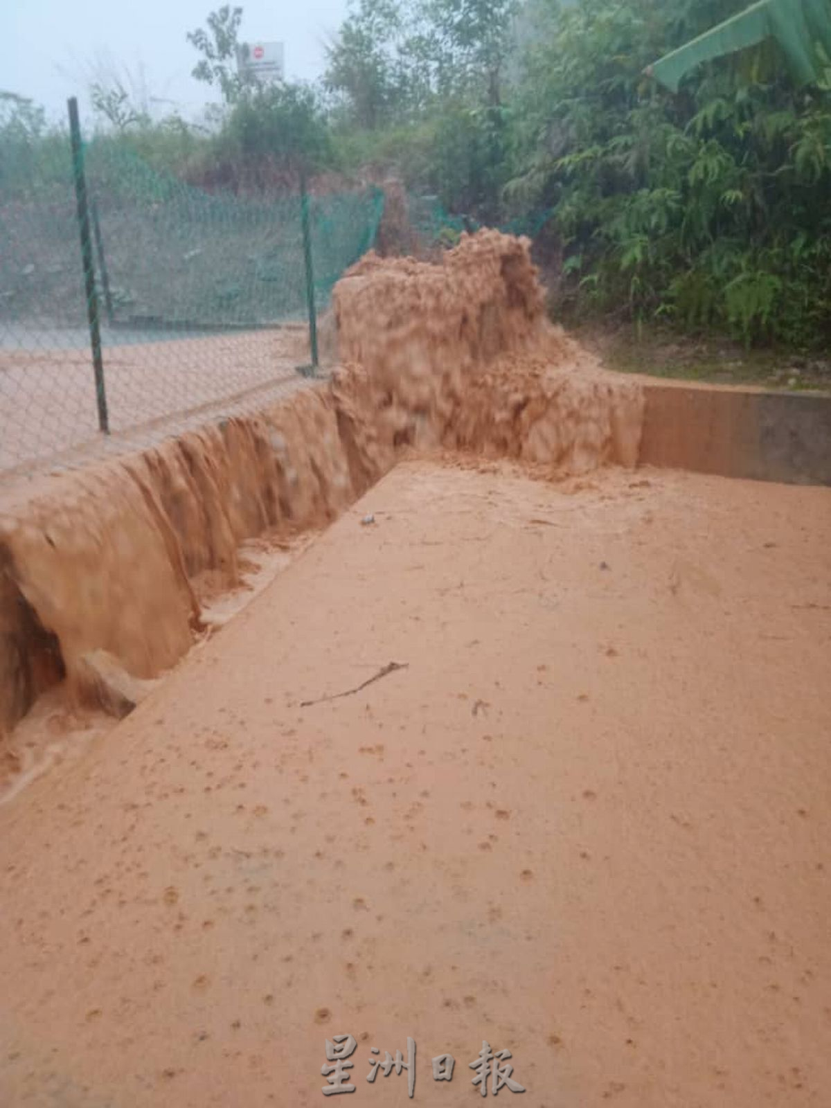 （古城封面主文）地主没妥善处理排水，昨午一场大雨 住宅区变泥城