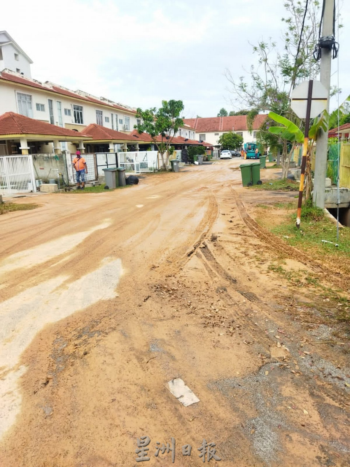 （古城封面主文）地主没妥善处理排水，昨午一场大雨 住宅区变泥城