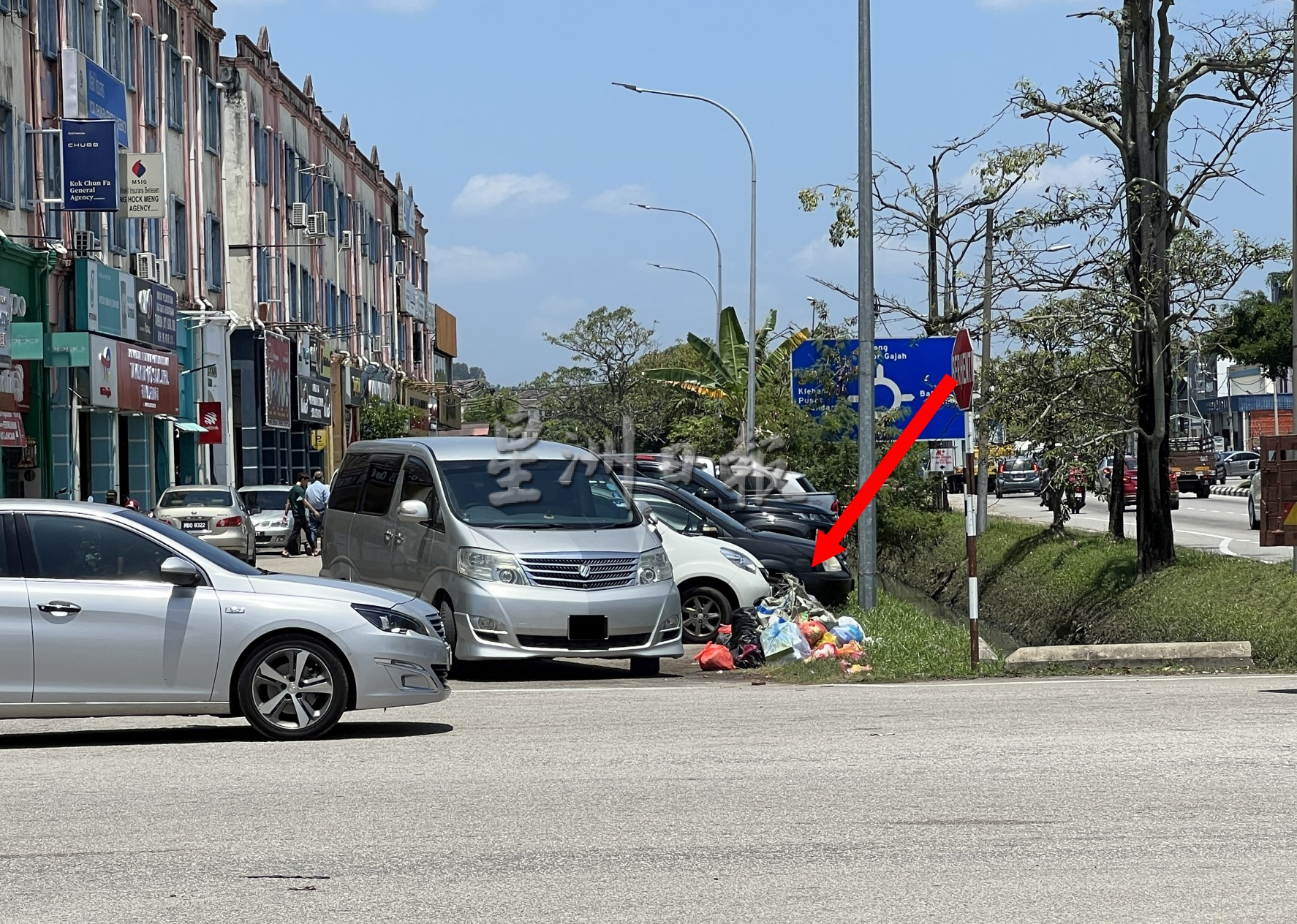 （古城封面主文）柏卡15路垃圾暴增·停车格和路口垃圾堆处处