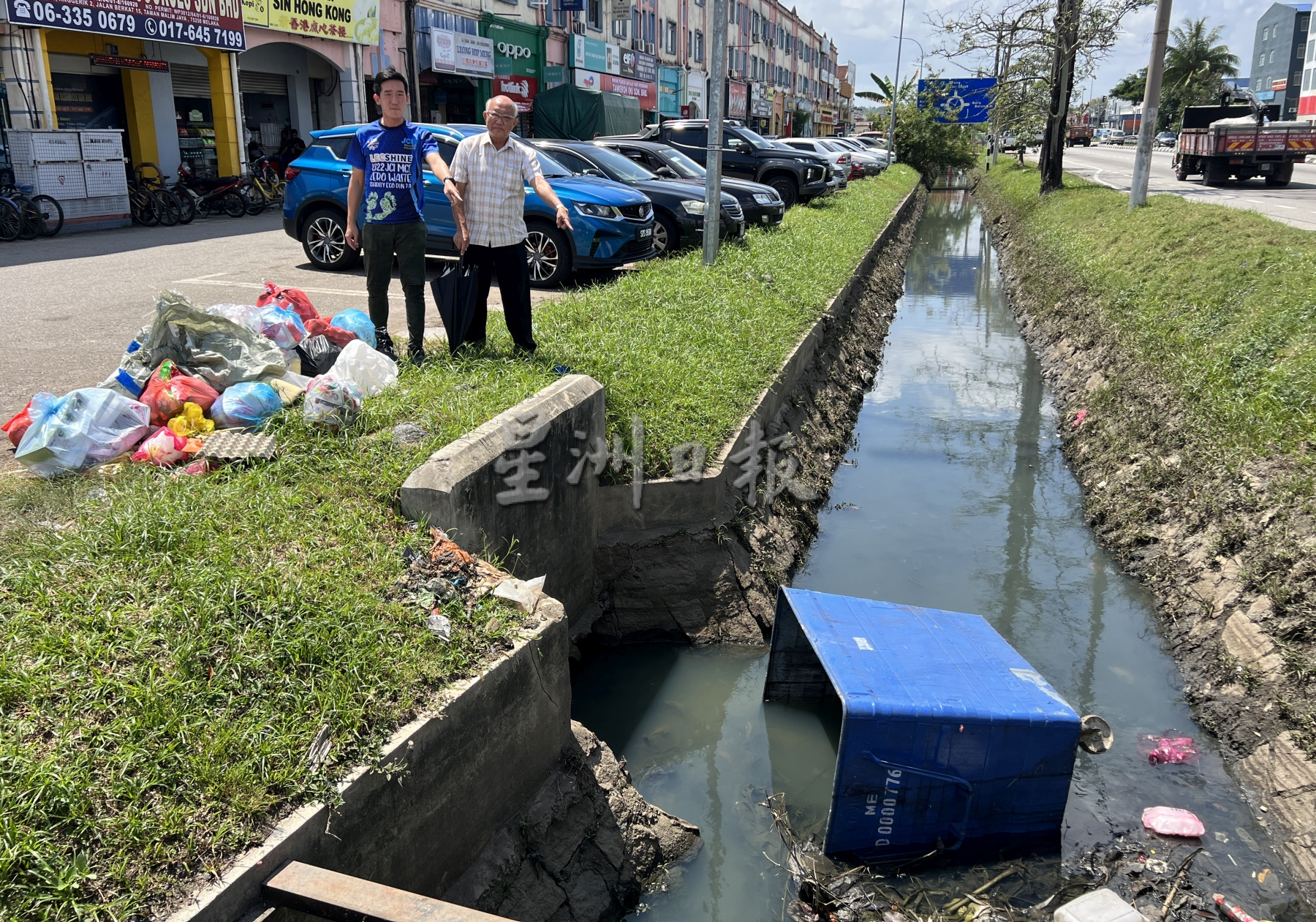 （古城封面主文）柏卡15路垃圾暴增·停车格和路口垃圾堆处处