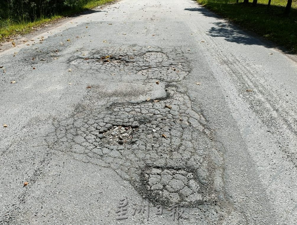 （古城封面副文）汉遮拔体育馆通古鲁蒙及甲华人清真寺道路“千疮百孔”  好危险