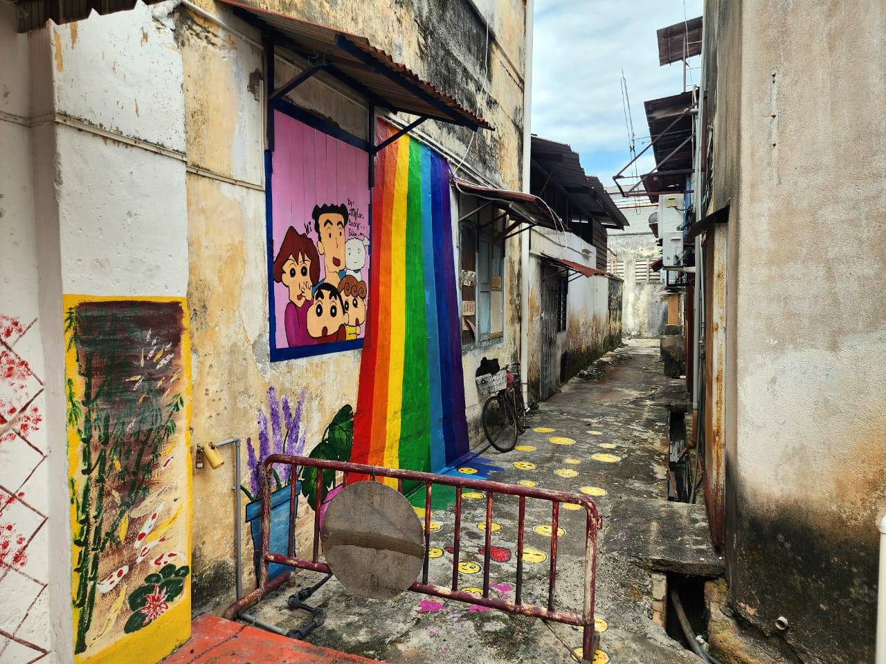 （古城第三版主文）祈安律后巷新壁画《蜡笔小新》一家人，满地笑脸及彩虹