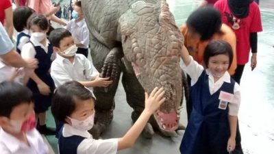 北海中华二校“恐龙”迎接学生  学生兴奋不已