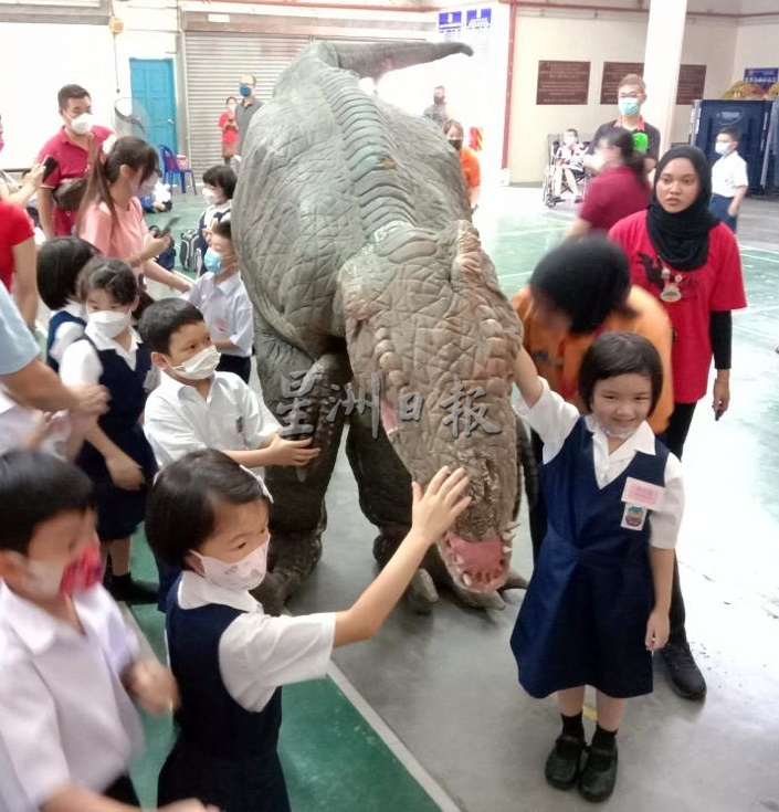 （大北马）北海中华二校邀请恐龙迎接学生回到校园。