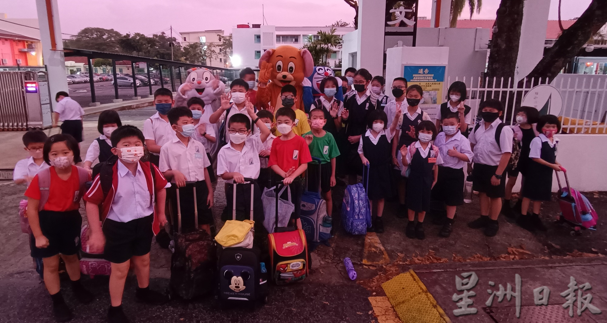 （大北马）槟学校响应娱乐性教学，扮卡通人物迎接新生