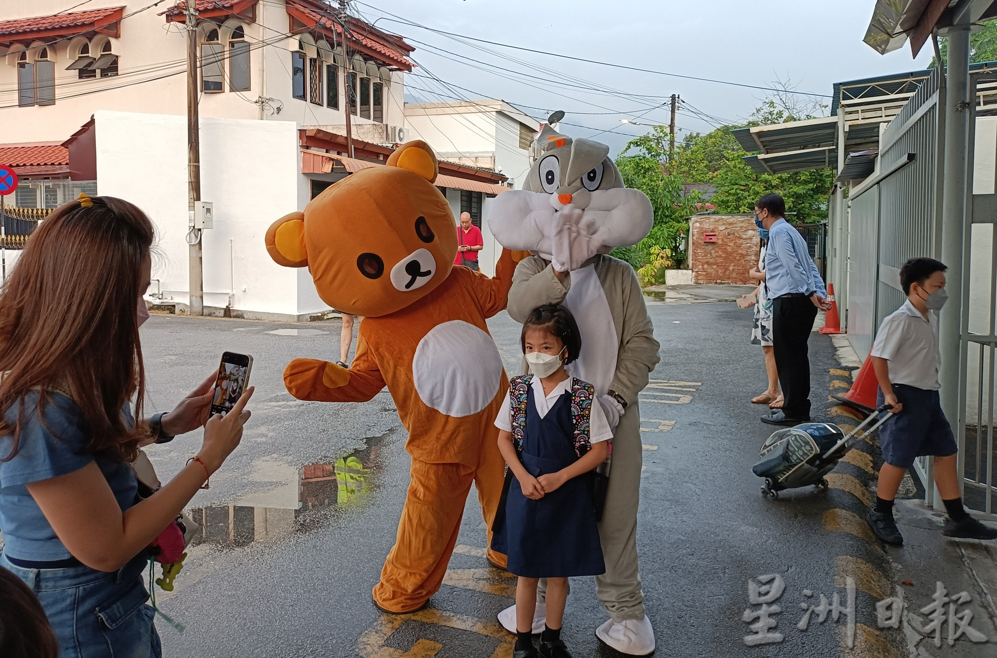 （大北马）槟学校响应娱乐性教学，扮卡通人物迎接新生