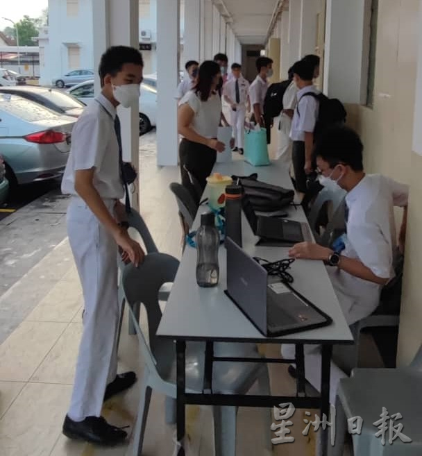 （大北马）槟学校响应娱乐性教学，扮卡通人物迎接新生