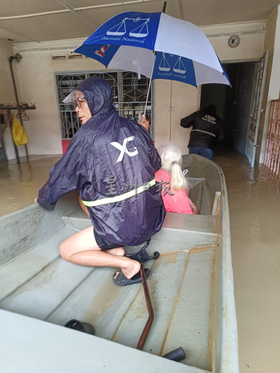 拉央拉央多地水患 出动船只到合富花园救出灾民