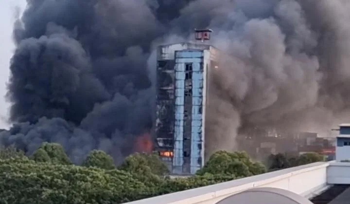 （已签发）柔：狮城二三事：大士南化工大楼狂烧2小时 2人轻伤40员工疏散